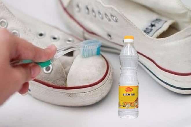 Cách làm sạch giày trắng bằng giấm