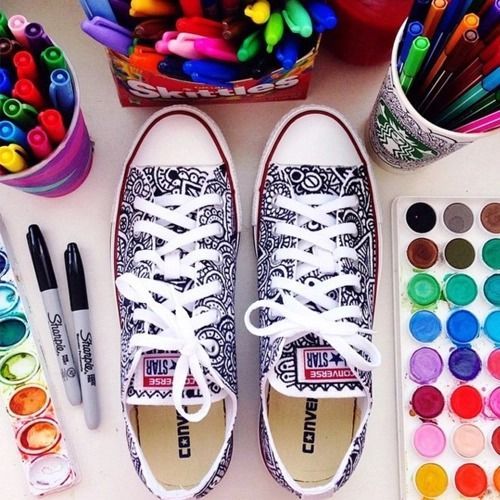 Bút màu vẽ custom giày vải của thương hiệu Sharpie (Mỹ)
