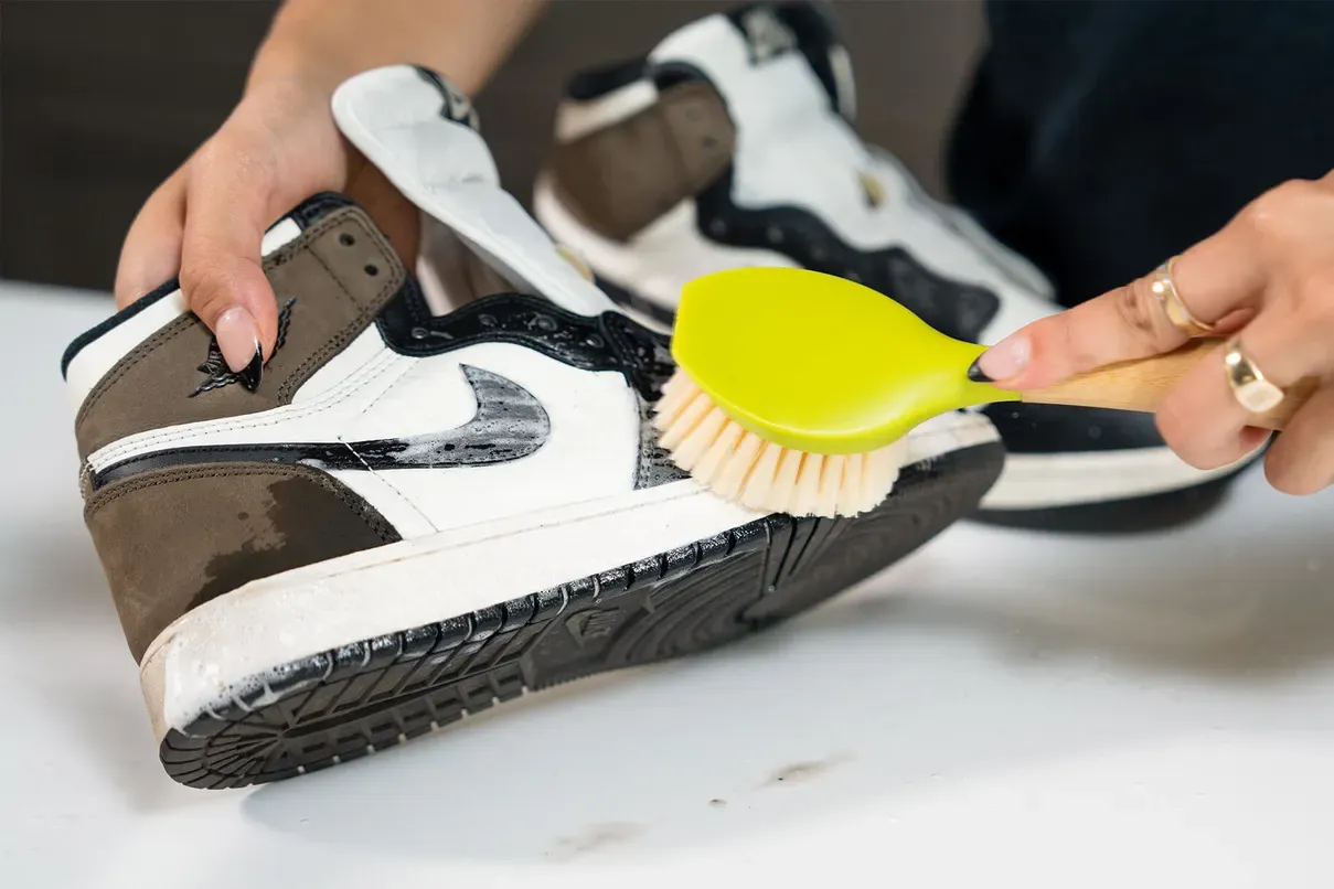 Cách chọn bàn chải vệ sinh giày