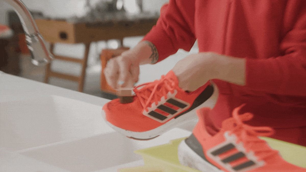 Cách giặt giày chạy bộ Adidas sạch đến từng ngóc ngách-2.jpg