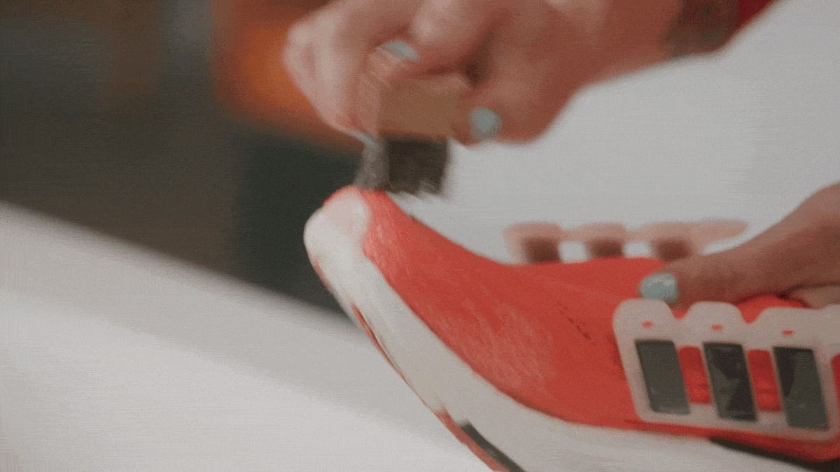 Cách giặt giày chạy bộ Adidas sạch đến từng ngóc ngách-5.jpg