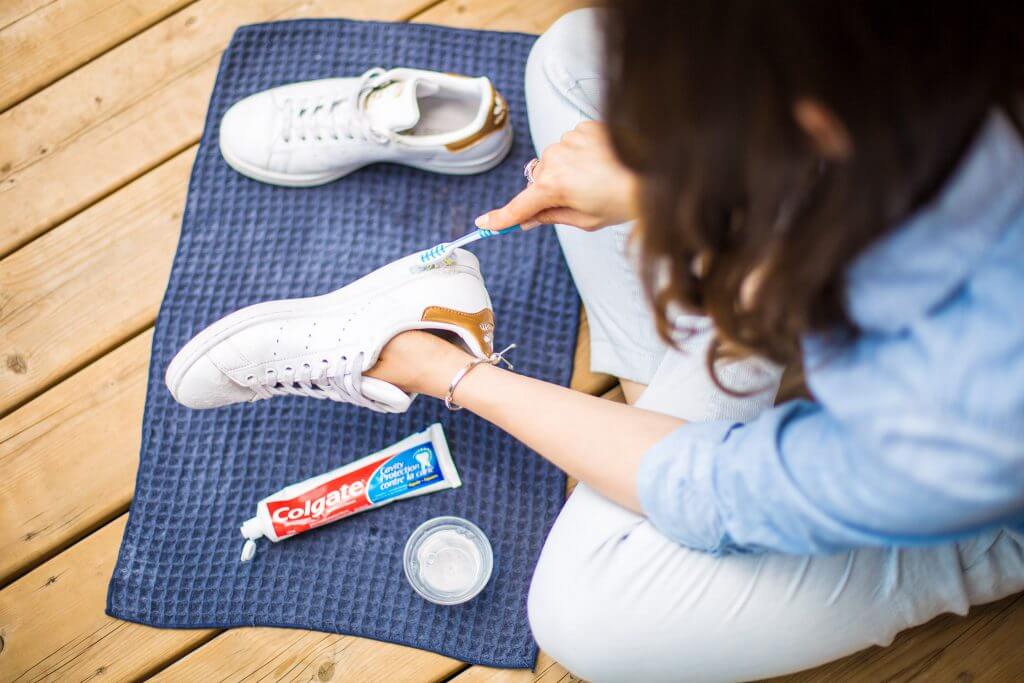 Cách làm sạch giày bằng kem đánh răng-1