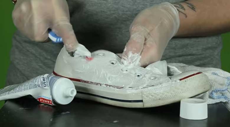 Cách làm sạch giày bằng kem đánh răng 