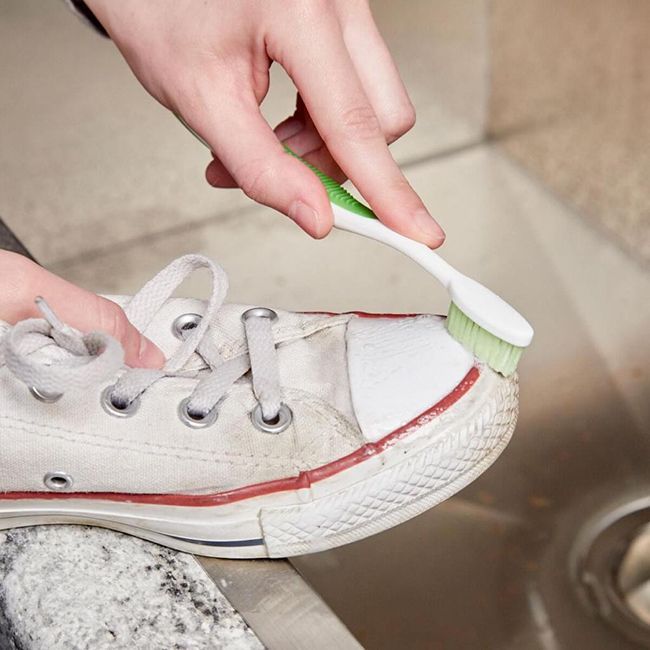 Cách làm sạch giày bằng kem đánh răng-3