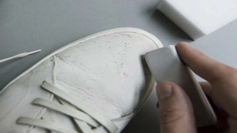 Cách sửa giày sneaker bị tróc da đơn giản