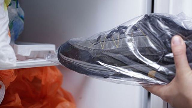 Cho giày vào ngăn đông tủ lạnh.jpg