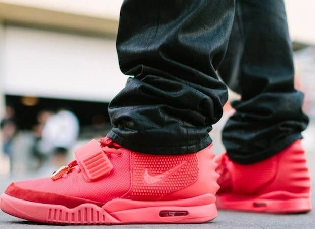 Đôi giày thể thao đình đám mọi thời đại - Nike Air Yeezy Red October-14.jpg