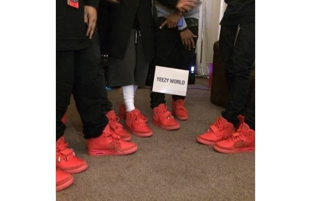 Đôi giày thể thao đình đám mọi thời đại - Nike Air Yeezy Red October-18.jpg