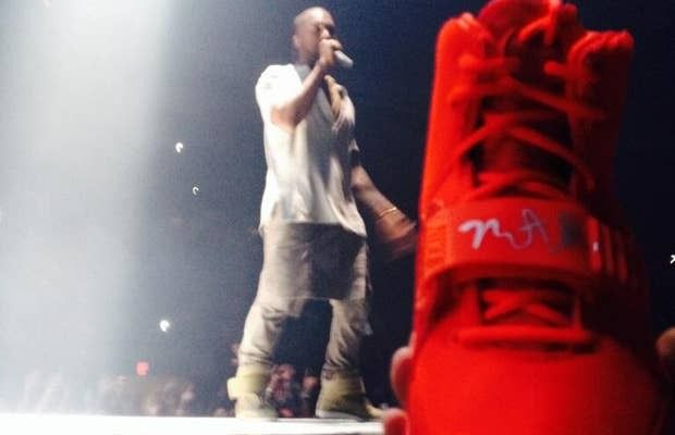 Đôi giày thể thao đình đám mọi thời đại - Nike Air Yeezy Red October-19.jpg