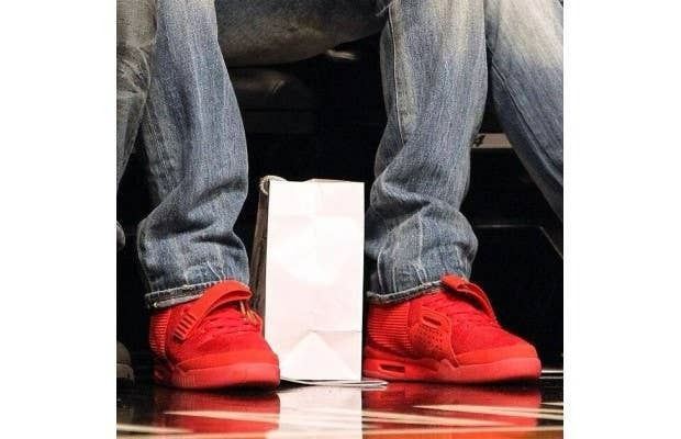 Đôi giày thể thao đình đám mọi thời đại - Nike Air Yeezy Red October-9.jpg