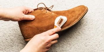 Dùng bàn chải làm sạch giày da lộn là cách làm phổ biến