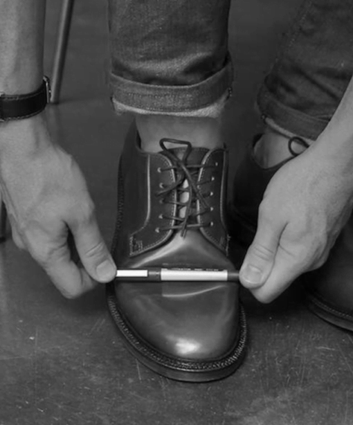 Dùng vaseline để sửa giày bị gãy mũi đồng thời đánh bóng giày.png