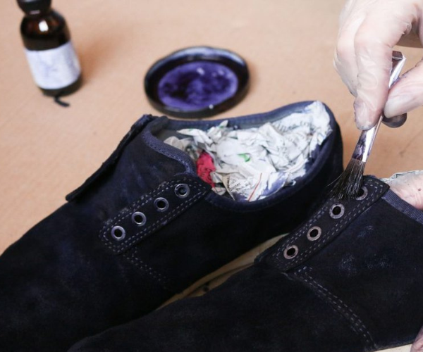 Hướng dẫn chi tiết cách làm mới giày da lộn bị bạc màu-2