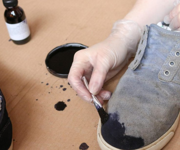 Hướng dẫn chi tiết cách làm mới giày da lộn bị bạc màu-3