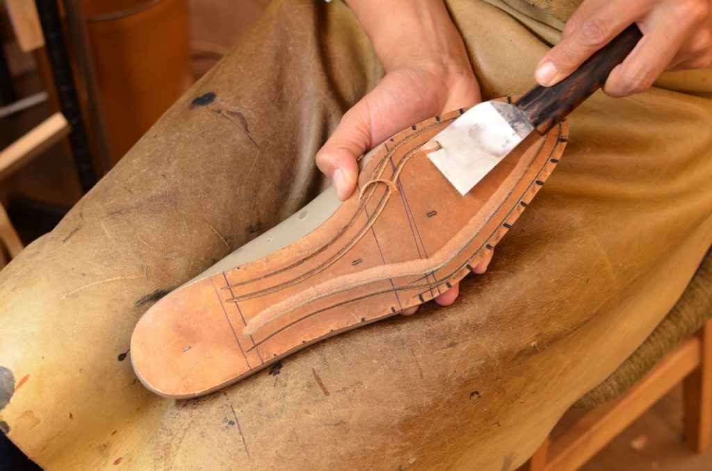 Khám phá lịch sử giày handmade_02.jpg