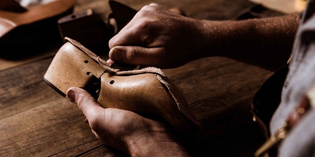 Khám phá lịch sử giày handmade_03.jpg