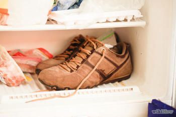 Loại bỏ bã cao su chỉ sau một đêm bằng cách bỏ giày vào tủ lạnh