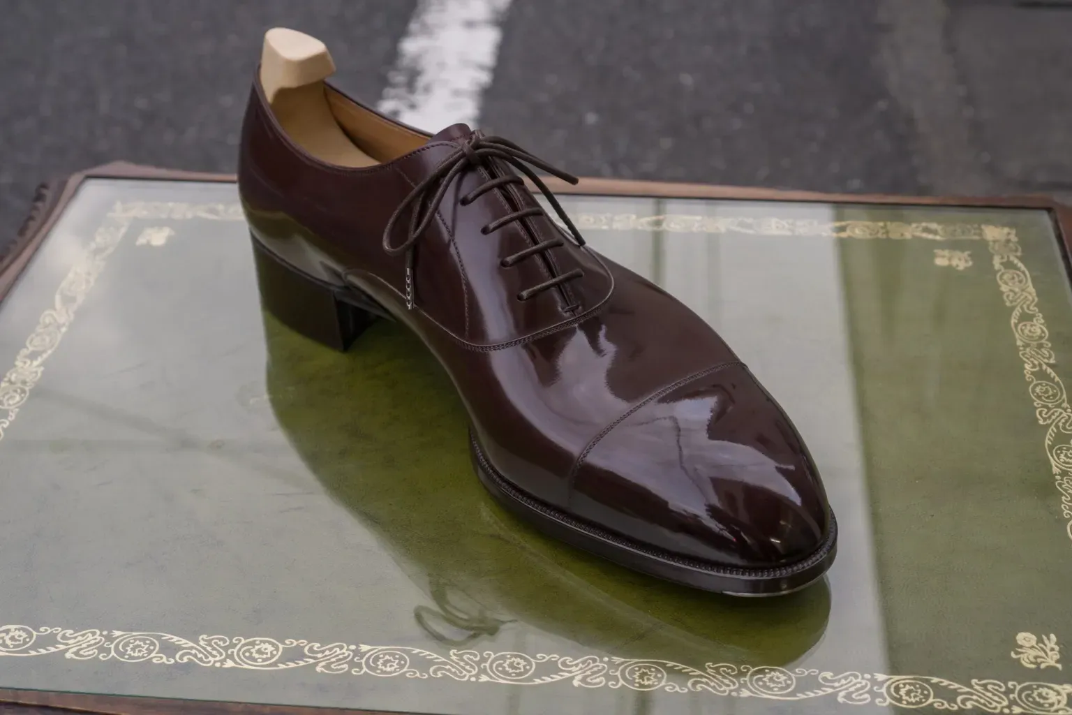 Một chiếc giày làm bằng da cổ điển từ xưởng thuộc da Freudenberg của Đức