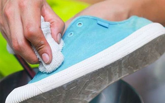Sau khi vệ sinh giày, sử dụng thêm các sản phẩm phục hồi đế giày trắng