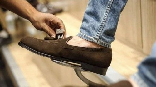 Nên vệ sinh giày da lộn để tránh nước nước làm hỏng bề mặt giày