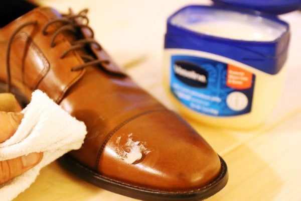Cách phục hồi giày da bị bong tróc tại nhà