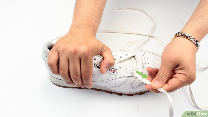 Tháo dây giày nhẹ nhàng để không làm hỏng dây hoặc lỗ giày