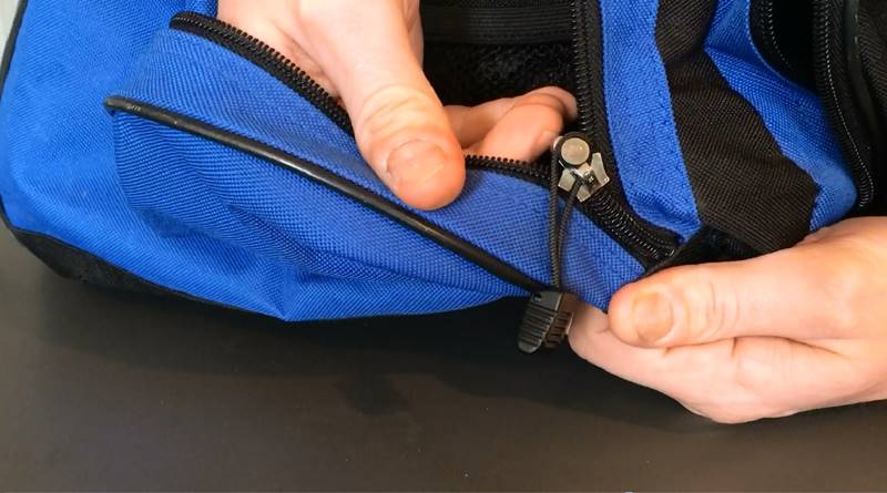 3. Cách sửa túi xách khi con trượt bị gãy tay kéo