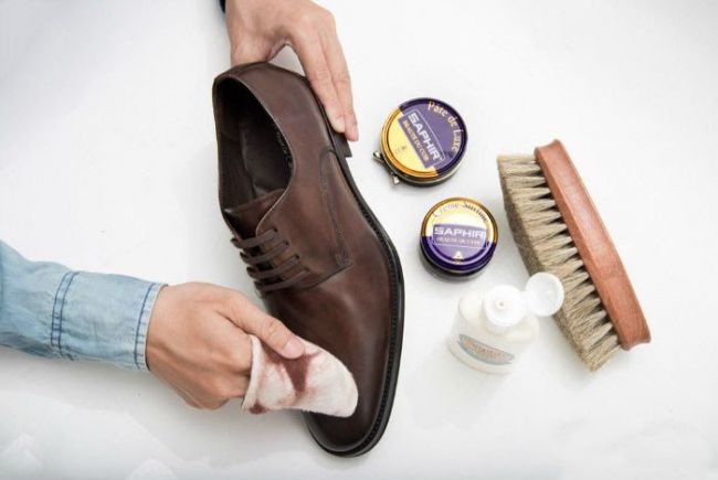 Làm sạch giày da khi bị dính sơn