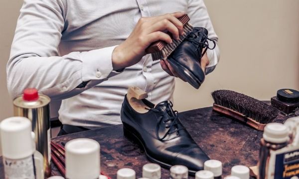 Chăm sóc giày da tại nhà: Đánh xi giày có thật sự khó?