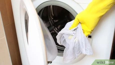 1. Làm sạch dây giày trong máy giặt