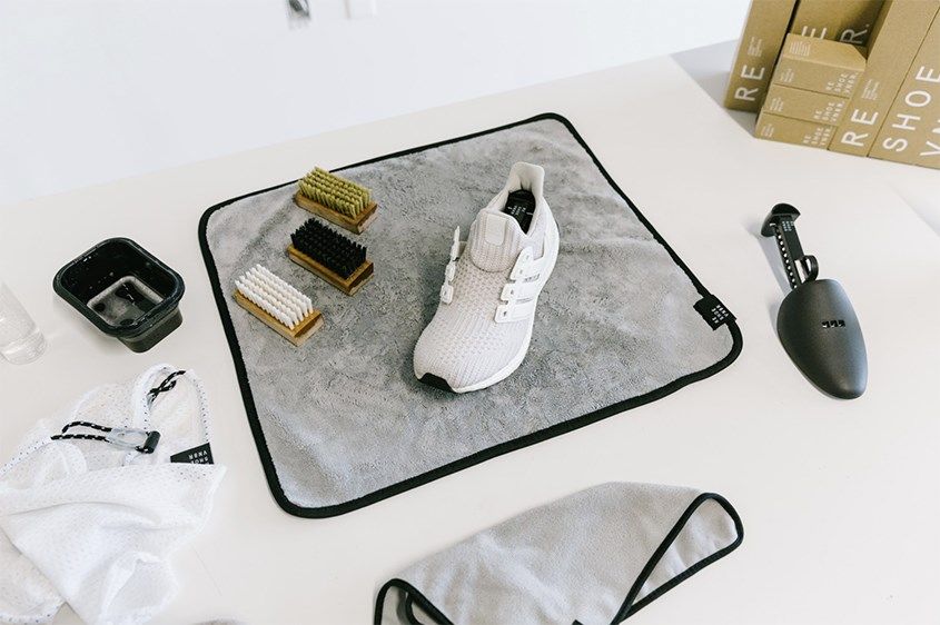 Cách tẩy ố giày hiệu quả tại nhà cho đế giày Adidas Ultra Boost