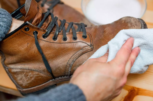 Cách loại bỏ nấm móc trên giày da