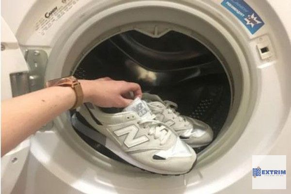 1. Làm mới giày vải bằng cách giặt giày với máy giặt