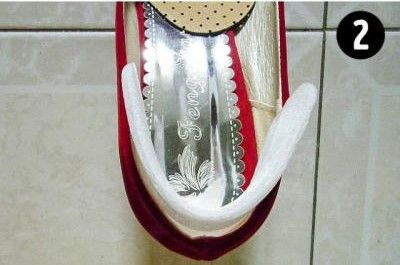 Làm sạch bụi bẩn trên giày da lộn bằng dũa móng tay