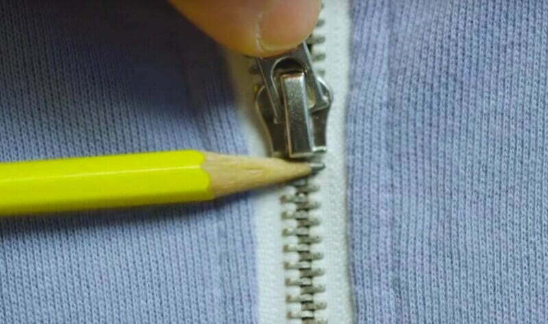 Cách sửa túi xách bị kẹt khoá bằng bút chì