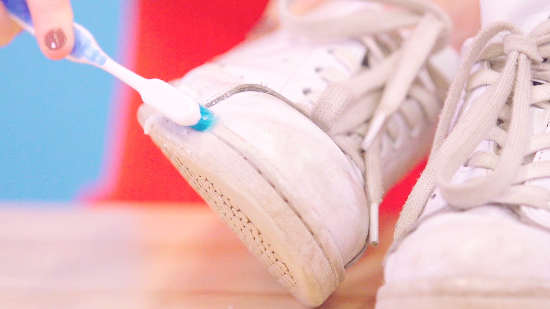 Có cách nào để loại bỏ các vết bẩn, vết ố trên giày bằng kem đánh răng không?
