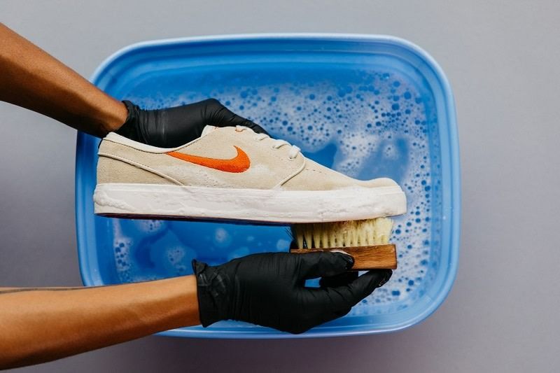 Vệ sinh giày bằng nước rửa chén có thực sự hiệu quả?
